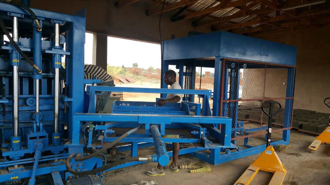 Linha inteiramente automática da máquina QTY6-15 que trabalha em Malawi.jpg
