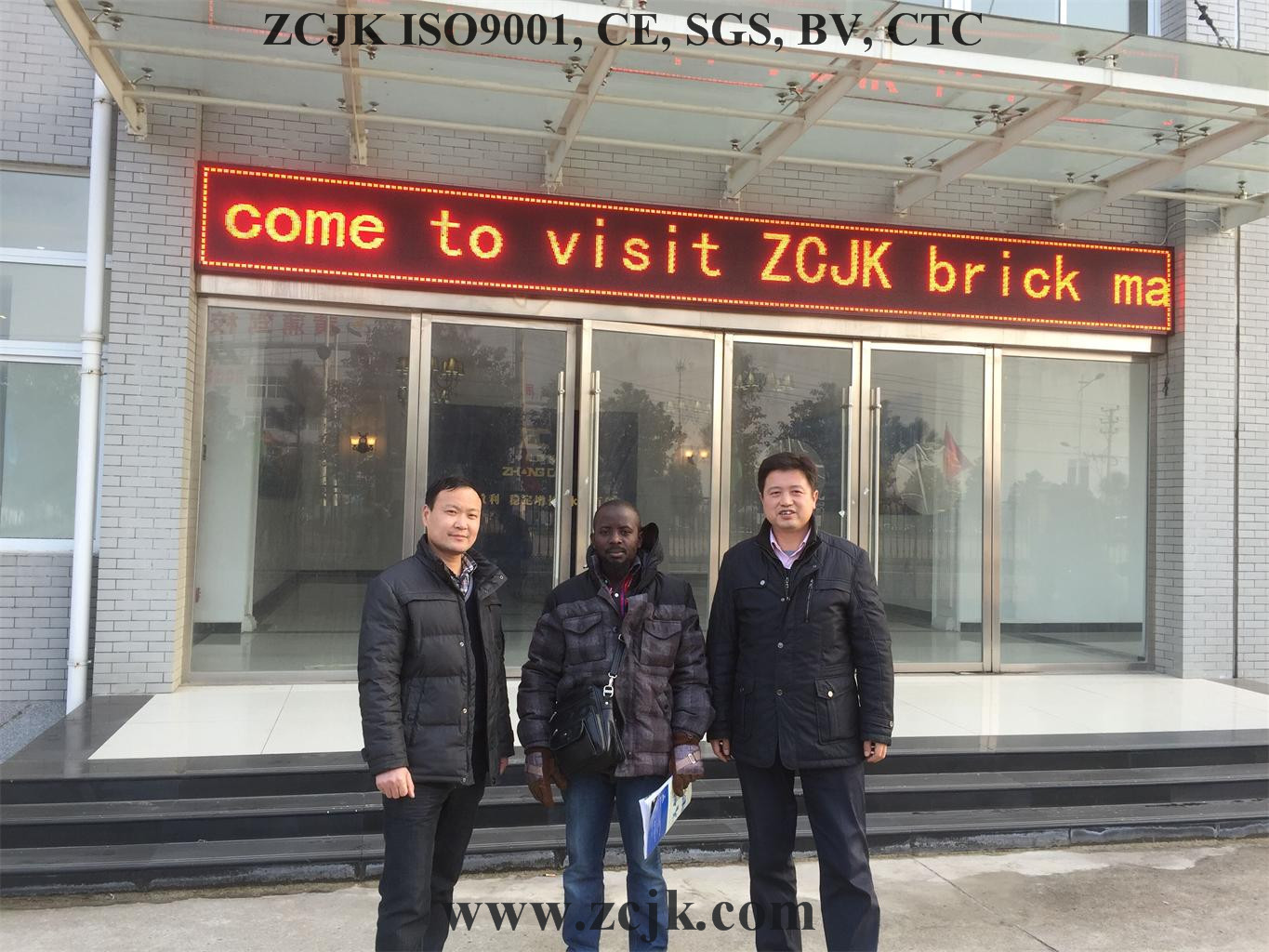 Cliente 20160115 de Uganda da máquina do tijolo de ZCJK (7)