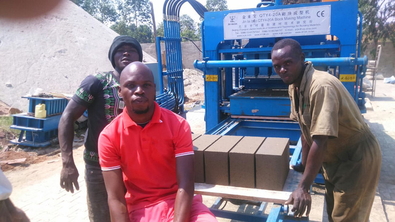 O cliente de Uganda comprou o bloco de ZCJK QTY4-20A que faz a máquina