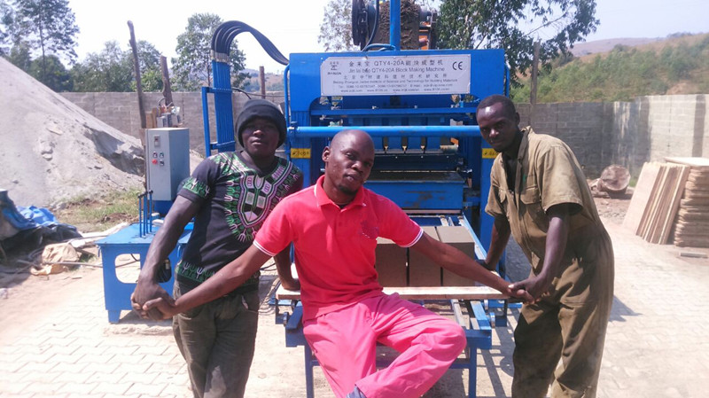cliente Uganda comprou ZCJK QTY4-20A bloco que faz a máquina