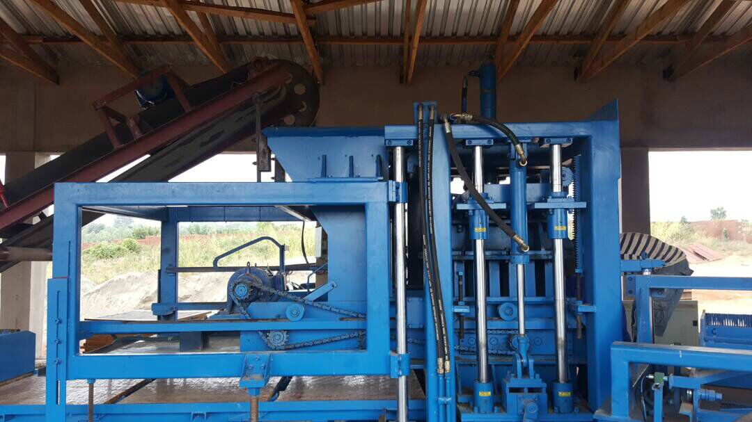 Linha inteiramente automática da máquina QTY6-15 que trabalha em Malawi.jpg